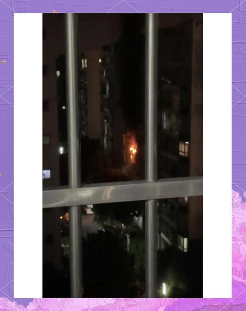 新澳天天彩免费大全和违停车堵消防车被掀与违停车堵消防车被掀翻